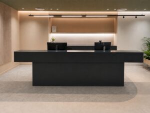 Έπιπλο reception DOMINO σε μαύρο χρώμα με μοντέρνο γεωμετρικό σχεδιασμό σε επαγγελματικό χώρο υποδοχής